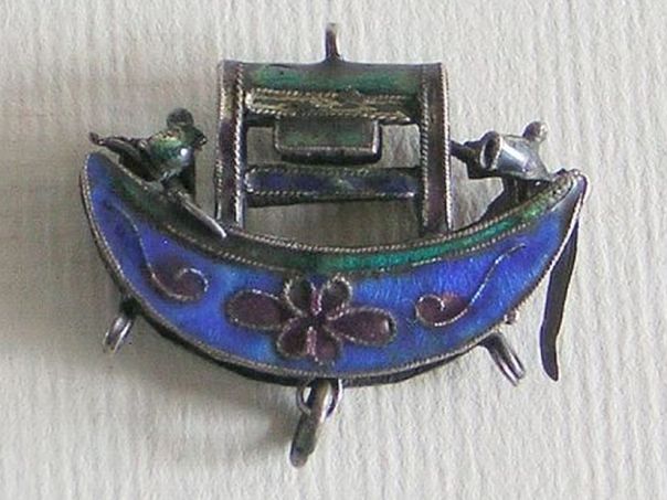 Enamel boat with two sailors – (3314)